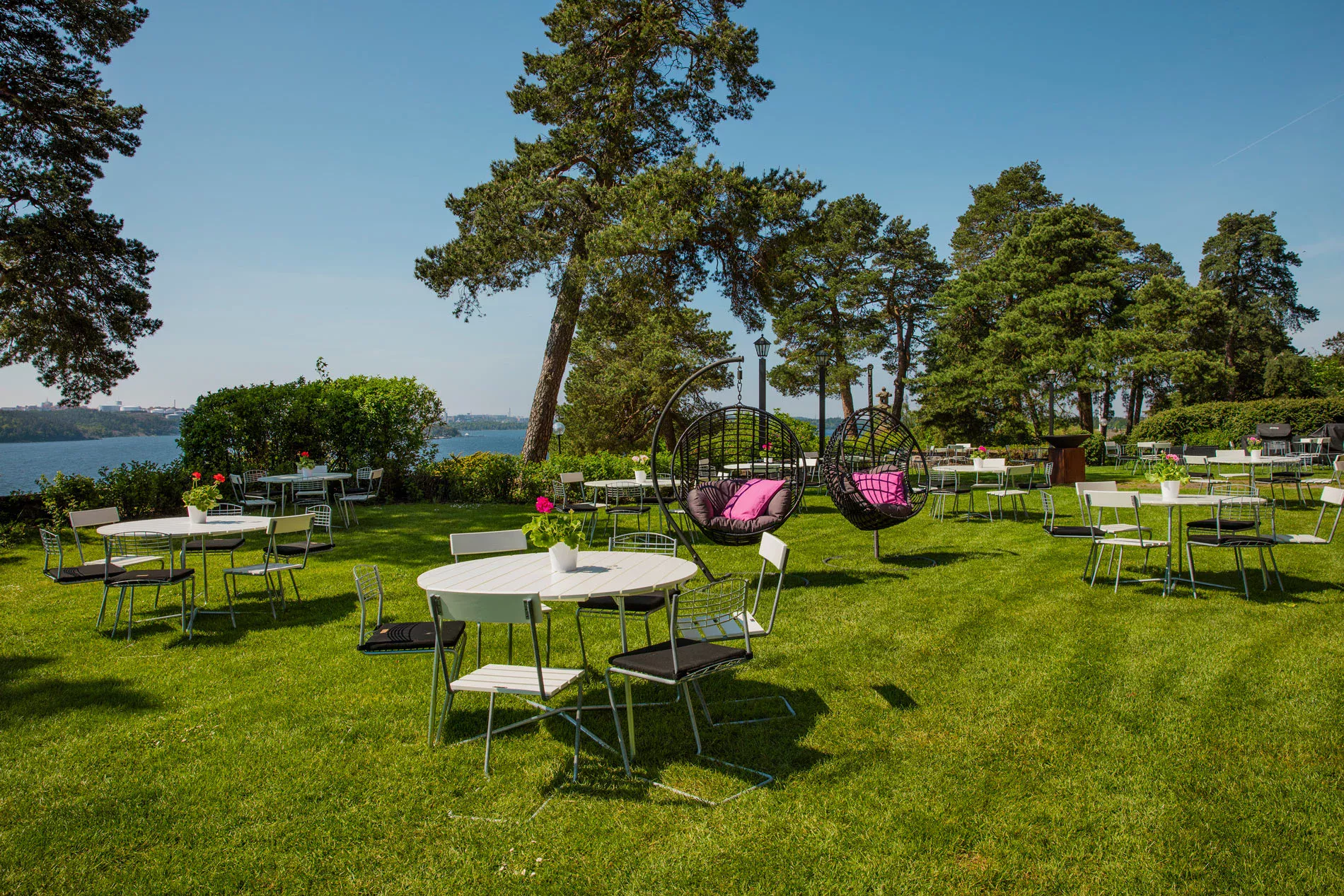 Herrgårdsterrass på Högberga Gård vid havet i Stockholms Skärgård